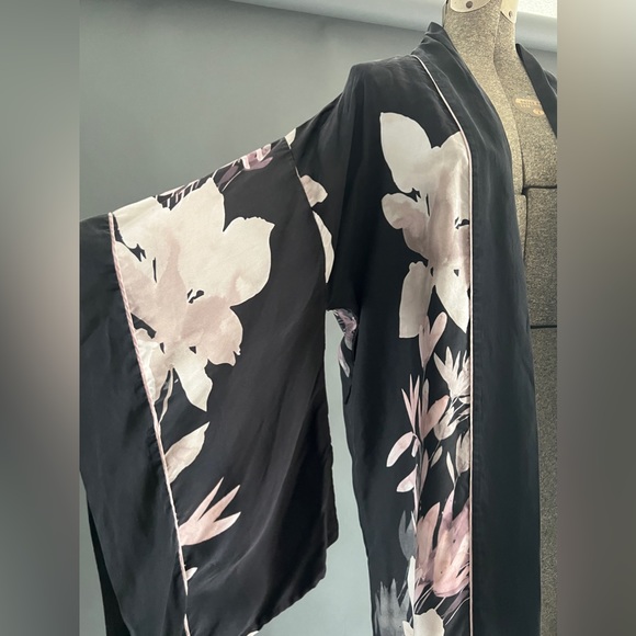 Natori Silk Kimono - Picture 9 of 9